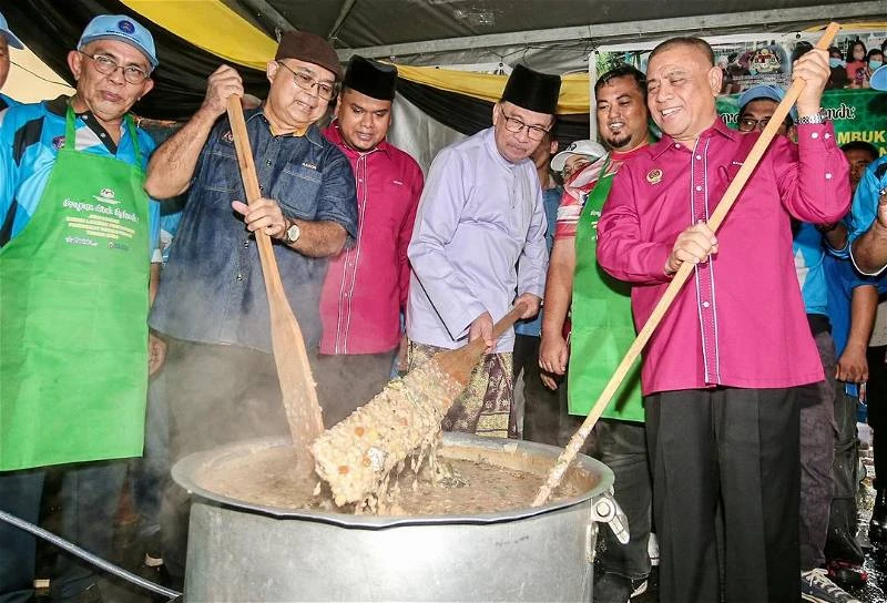 安華返選區3活動　煮粥又派慈憫盒