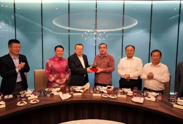 中國中聯部部長劉建超抵馬拜訪　陸兆福盡地主之誼款待肉骨茶