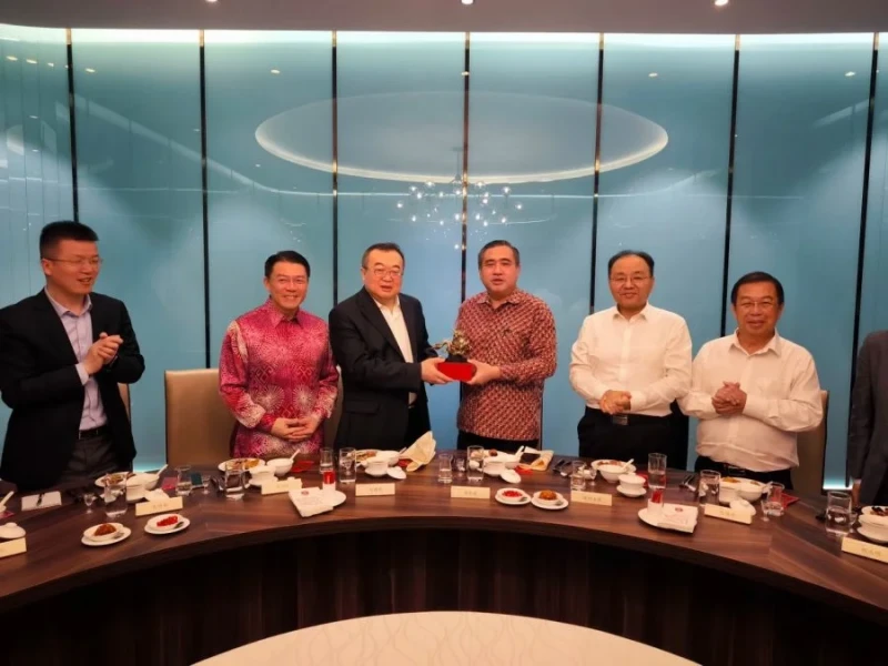 中國中聯部部長劉建超抵馬拜訪　陸兆福盡地主之誼款待肉骨茶