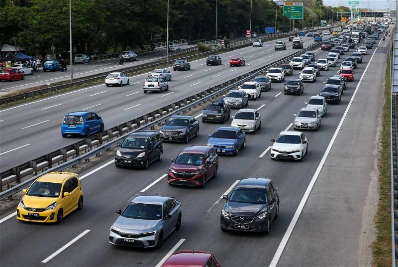 中間車道「龜速」引起堵車　男子網上吐苦水