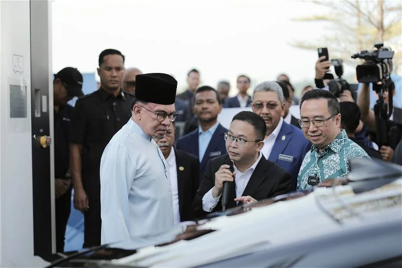 安華對氫能汽車感興趣　鄭立慷：首相驚嘆氫能車更安靜