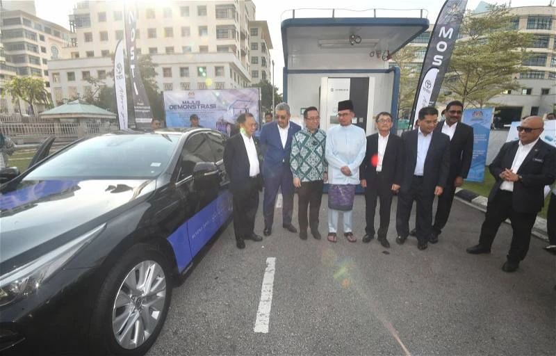 安華對氫能汽車感興趣　鄭立慷：首相驚嘆氫能車更安靜