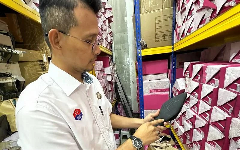 【鞋底疑印「真主」字眼風波】警在柔隆檳吉扣押1145雙鞋　警總長：將傳召鞋商及生產商助查