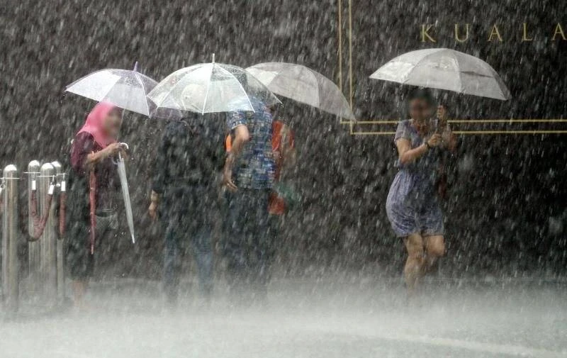 開齋節首日 柔丹登彭料迎雷雨強風