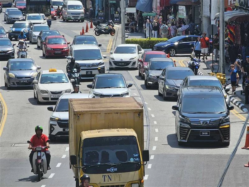喬治市交通恢復繁忙　違規停車加劇交通擁堵