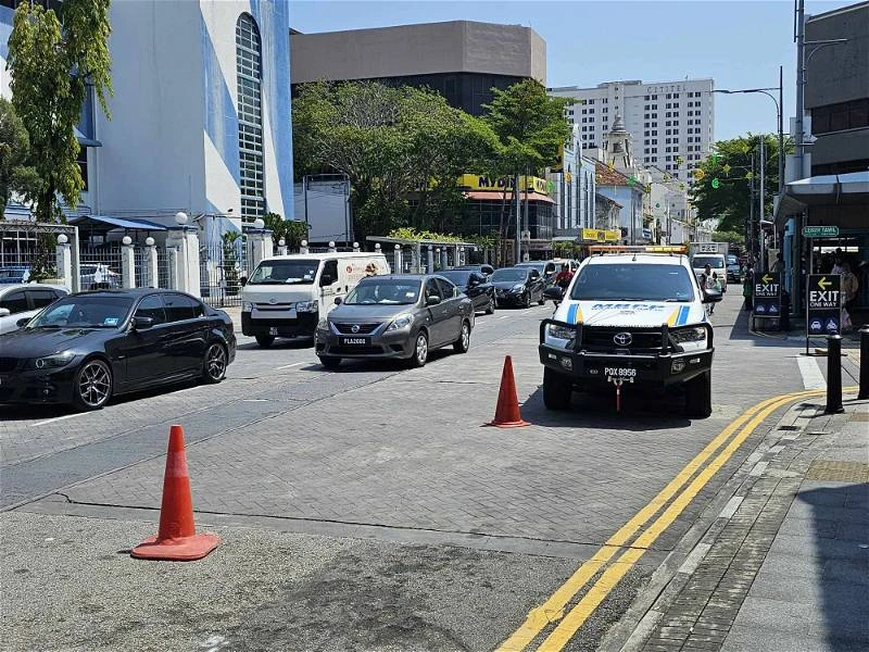 喬治市交通恢復繁忙　違規停車加劇交通擁堵