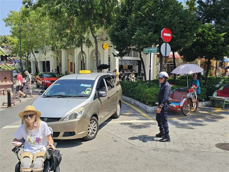 喬治市交通恢復繁忙　違規停車加劇交通擁堵