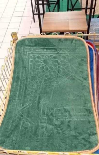 遭投訴販賣印有形似聖殿圖騰地墊 超市接警告被充公11張地墊