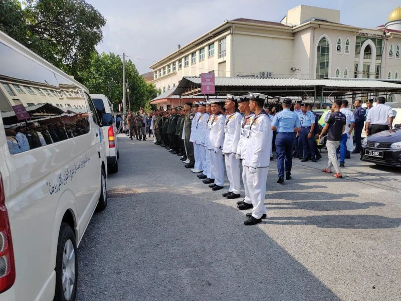 【海軍直升機相撞】同僚列隊敬禮 10輛靈車駛離太平間