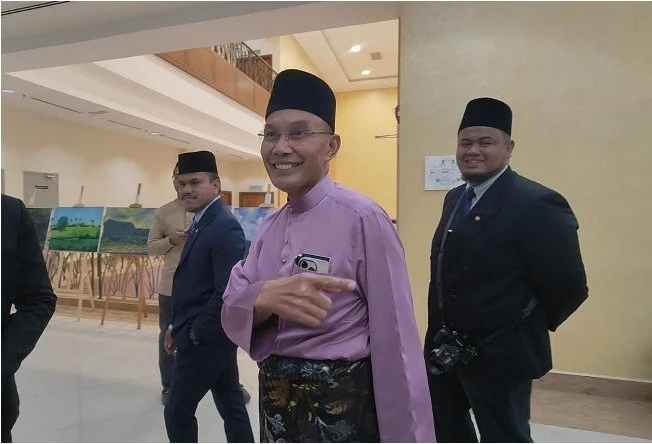 兒子及秘書涉貪污遭逮捕 玻大臣:讓反貪會調查