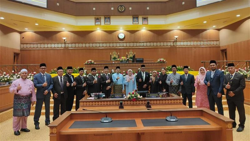 兒子涉舞弊案遭反貪會延扣 玻大臣:若證實犯錯就處罰他吧