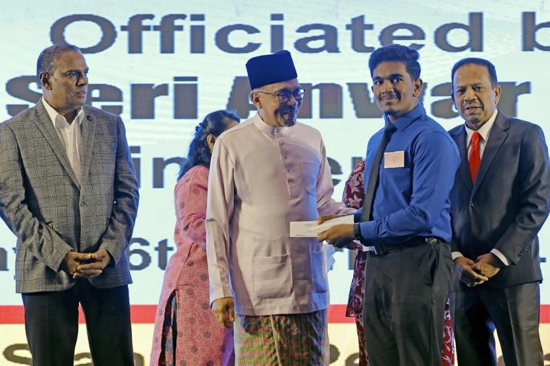 堅持經濟沒好轉不領薪酬 安華退回國庫控股主席津貼