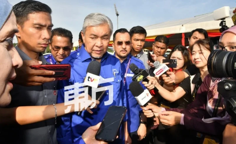 扎希會晤阿克瑪 「發言前需顧及身份」