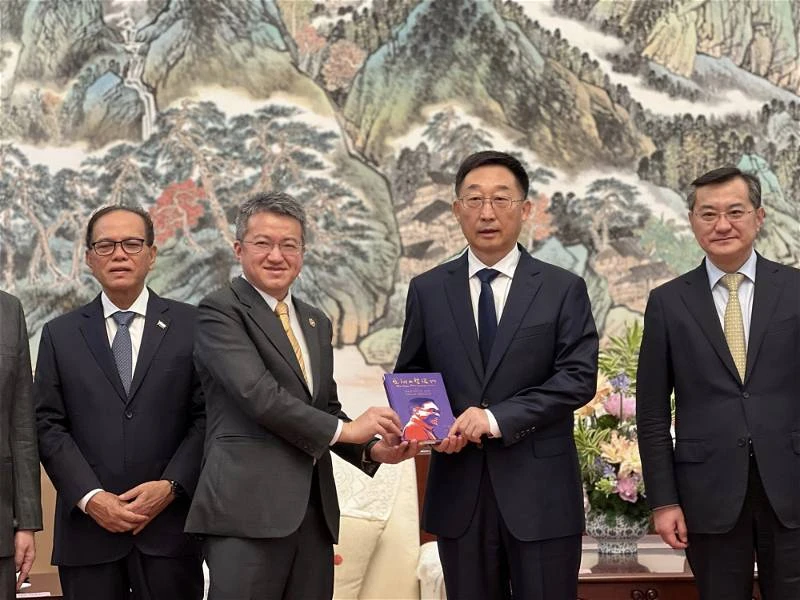 劉鎮東將安華簽名著作　贈送予中國2位領導