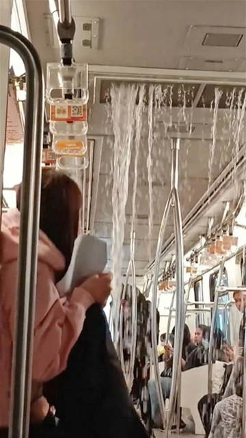 雨水從輕快鐵車廂通風口流出　網：大馬全新瀑布景觀！