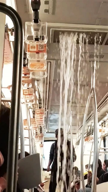 雨水從輕快鐵車廂通風口流出　網：大馬全新瀑布景觀！