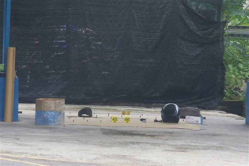 【蒙面男持刀闖警局殺警】警扣留報案男女 查是否與嫌犯有關