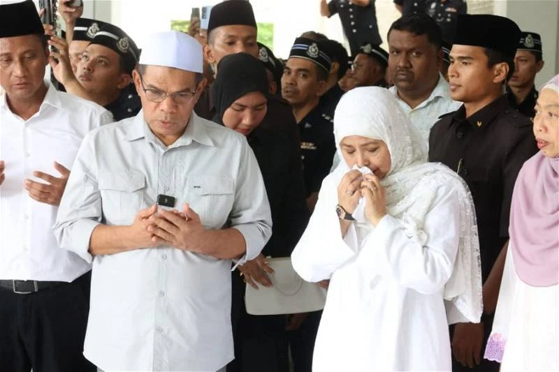 【蒙面男闖警局殺警】元首後哭別兩殉職警員 致最後敬意