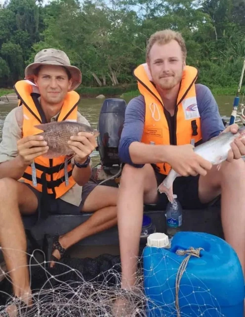 發燒友重返垂釣 霹靂河再現釣魚熱潮