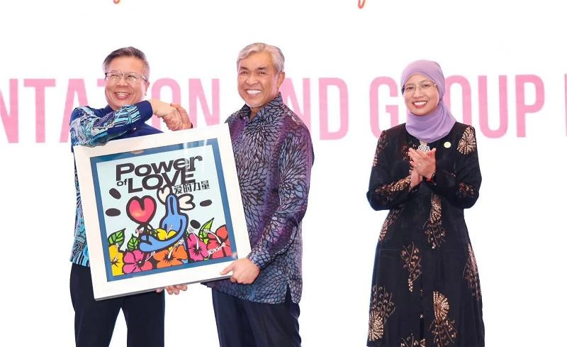 馬中建交50周年慶典　扎希獲贈畫作