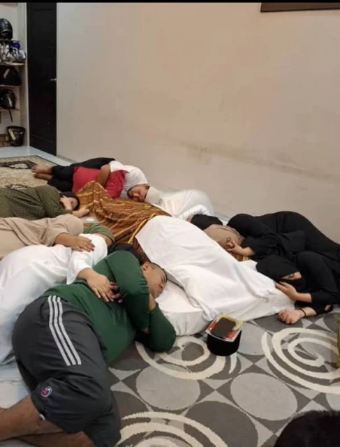 「這是我們陪伴父親的最後一晚…」　孩子伴父親遺體一起睡引網民心碎