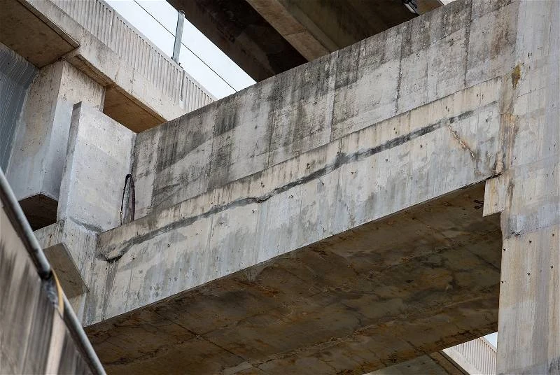 黑色痕跡為施工留下非裂縫 工程部長:SPE大道高架橋結構安全