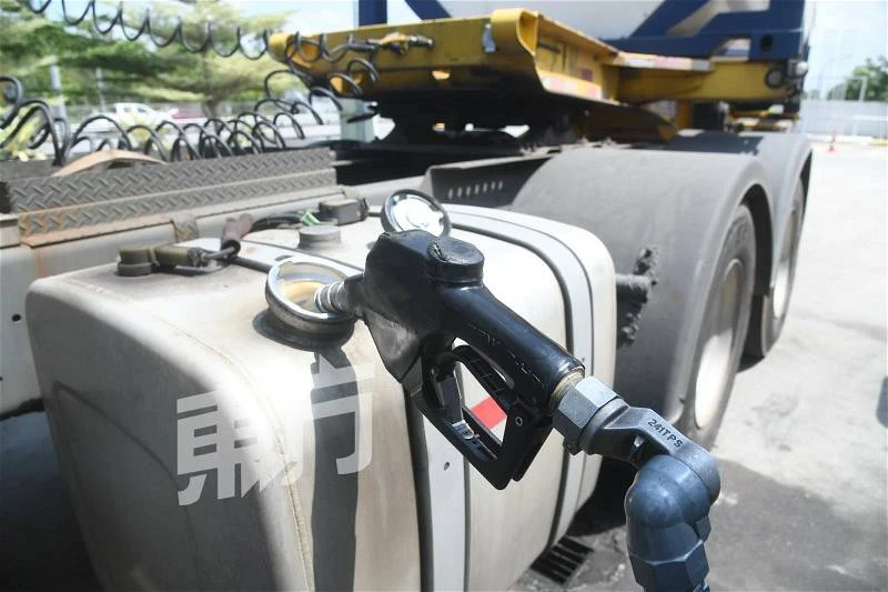 柴油漲價前夕 多間油站羅里排長龍添油至深夜