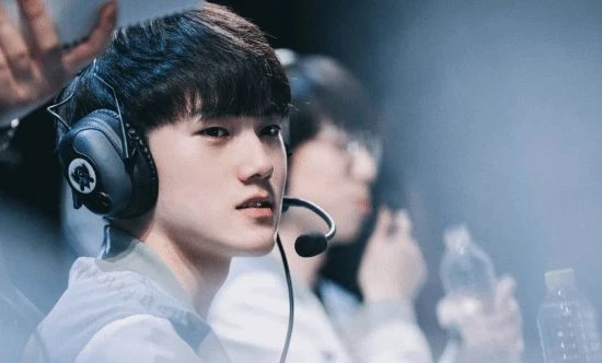 黃旭東吐槽JKL抱怨經濟艙引熱議 網友:沒苦也要硬吃?