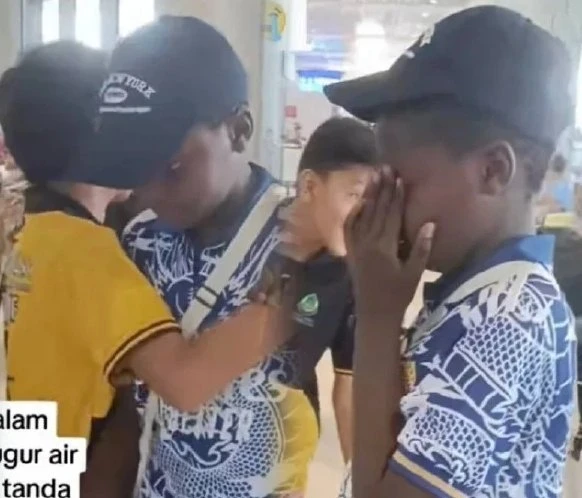 從不懂馬來語到結交大馬朋友　奈及利亞少年回國收到禮物感動落淚