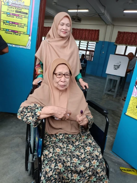 【雙溪峇甲補選】國盟候選人阿比丁　與八旬母親投下神聖一票