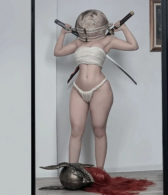 國外美女COS《老頭環》Solo哥：女武神被狠狠踩頭！