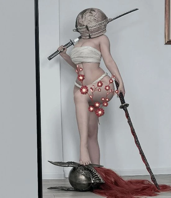 國外美女COS《老頭環》Solo哥：女武神被狠狠踩頭！