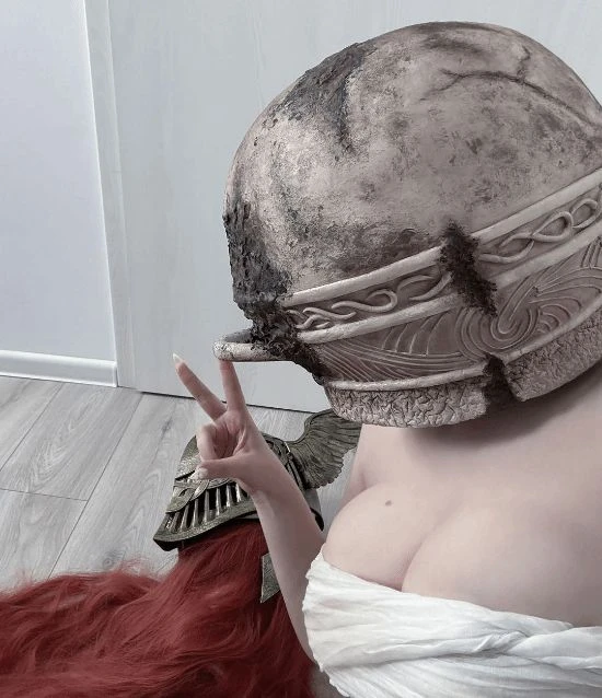 國外美女COS《老頭環》Solo哥：女武神被狠狠踩頭！