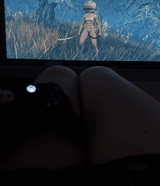 國外美女COS《老頭環》Solo哥：女武神被狠狠踩頭！