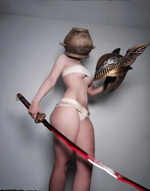 國外美女COS《老頭環》Solo哥：女武神被狠狠踩頭！