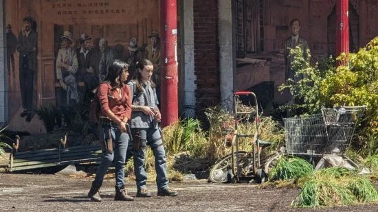 劇版《美末》第二季新片場照：艾莉紋身首曝