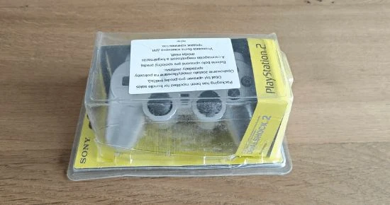 玩家在舊貨店買到全新未拆PS2原裝手柄：僅花了39元