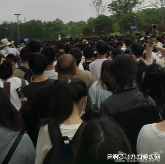 BW凌晨三點排長龍，一套物料賣500？還有沙雕coser驚呆路人