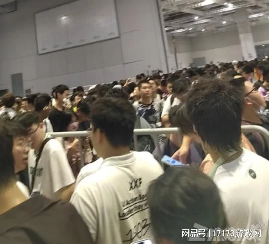 BW凌晨三點排長龍，一套物料賣500？還有沙雕coser驚呆路人