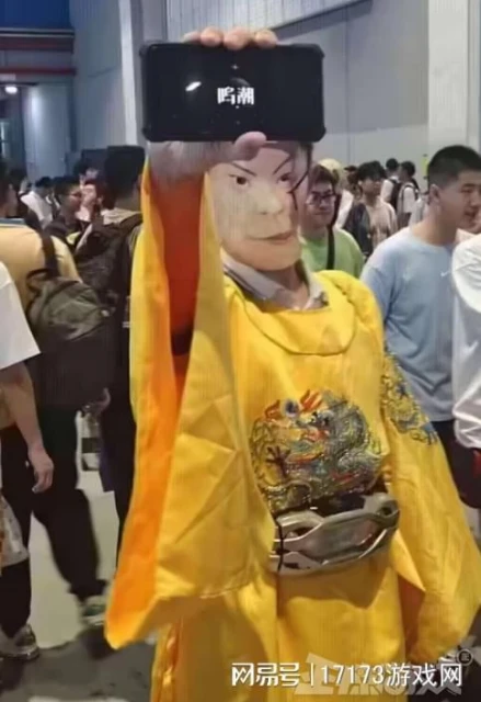 BW凌晨三點排長龍，一套物料賣500？還有沙雕coser驚呆路人