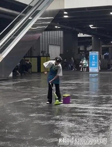 BW凌晨三點排長龍，一套物料賣500？還有沙雕coser驚呆路人