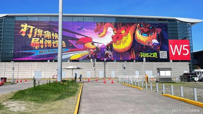 巨大魔龍吸引玩家排隊，這款聯機遊戲真就那麼值得試玩？