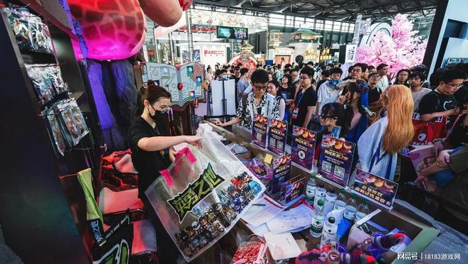 巨大魔龍吸引玩家排隊，這款聯機遊戲真就那麼值得試玩？