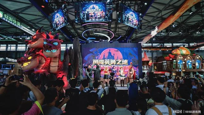 巨大魔龍吸引玩家排隊，這款聯機遊戲真就那麼值得試玩？