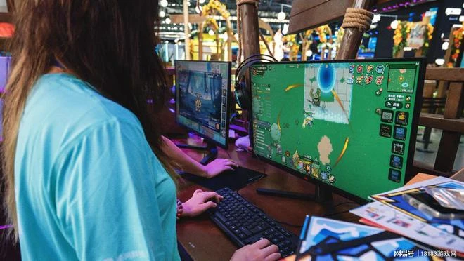 巨大魔龍吸引玩家排隊，這款聯機遊戲真就那麼值得試玩？