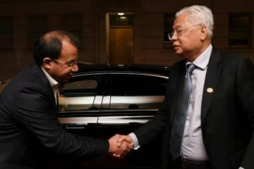 首相抵達倫敦參加彭亨紡織展