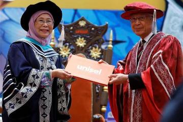 旺阿茲莎獲雪蘭莪大學頒授榮譽哲學博士
