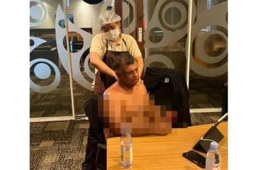 東尼費南德斯邊按摩邊視頻會議引熱議