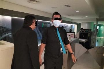 優先讓外國人進入國油雙塔樓天橋引不滿　職員：我有權決定讓哪個顧客先進入