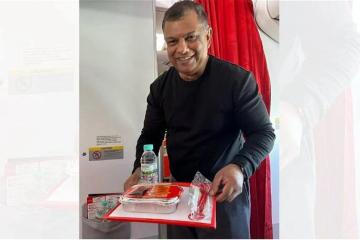 Air Asia X乘客獲「升級服務」？　東尼親自送上飛機餐